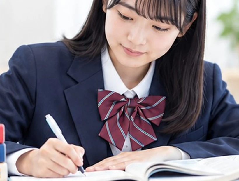 参考書を使って自分で学ぶ高校生